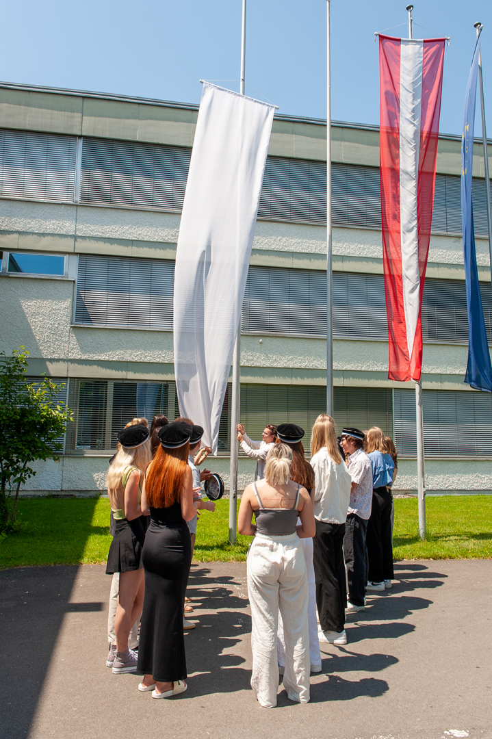 Die Freude ist groß – 5aa hisst die weiße Fahne! - HAK/HAS Bregenz